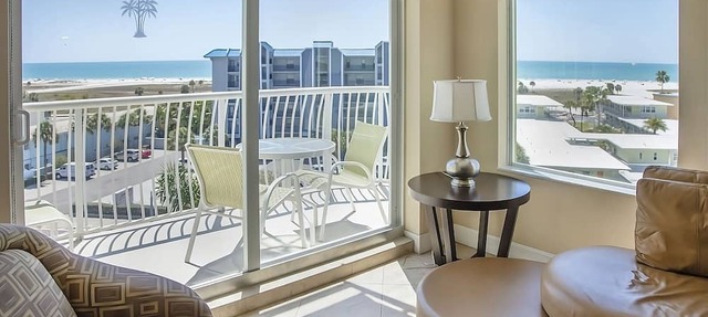 Beach Vacation Made Easy | Full Kitchen, Pool & Balcony