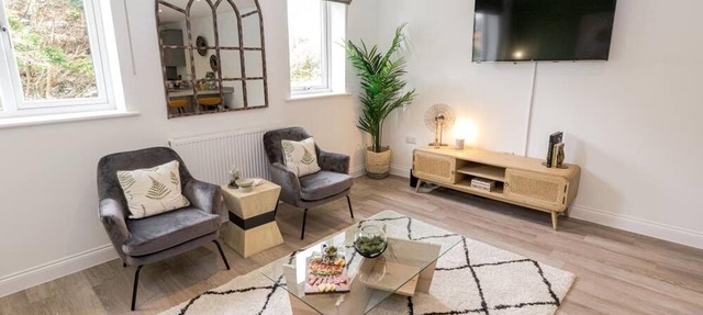BOURNECOAST: STYLISH FLAT-BALCONY/SEA GLIMPSES-PARKING-10 MIN WALK TO BEACH-8406