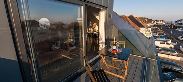BOURNECOAST: STYLISH FLAT- BALCONY/SEA VIEW- PARKING- 10 MIN WALK TO BEACH- 8407