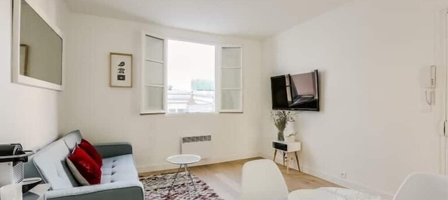 GuestReady - maya blue near cathédrale Notre-Dame