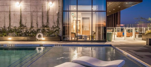 Austin studio condo with WiFi, balcony, W/D, full kitchen, rooftop pool, & gym