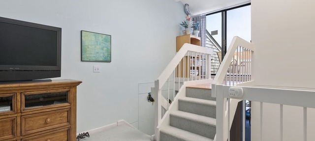 Poolside 2BD-A/C, Private Balcony, Association Beach & Pool