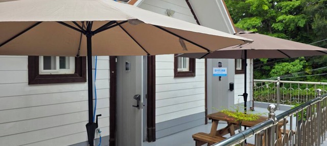 Beach Getaway (Suite 201) for 1 - 3 guests: Perfect Location & Great Views.