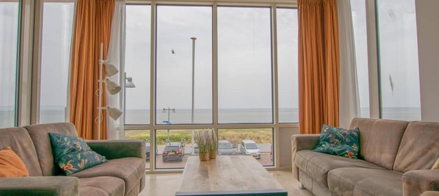 Apartment with balcony close to the sea