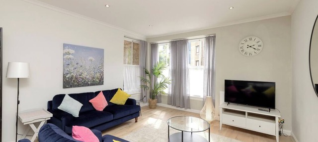 Spacious two-bedroom mews cottage located in the beautiful Dean Village area of Edinburgh. Sleeps 4.