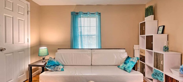 Cozy Third-Story Apartment in Dtwn Brockton!