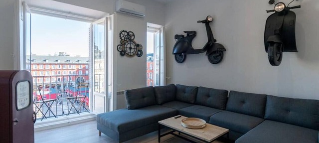PLAZA MAYOR groups by MONARO*