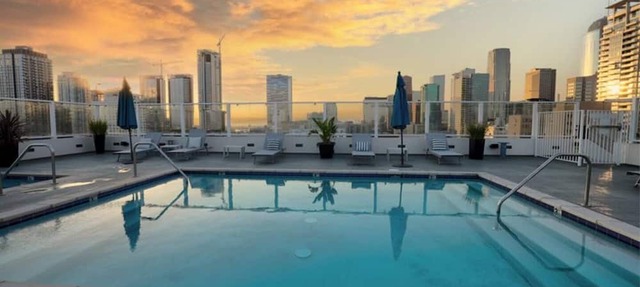 Classic DTLA Glamour Loft w/Rooftop Pool, 360° Views + Parking
