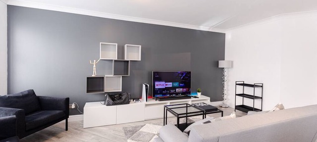 Luxury, Modern Apartment w/Netflix in Zone 2