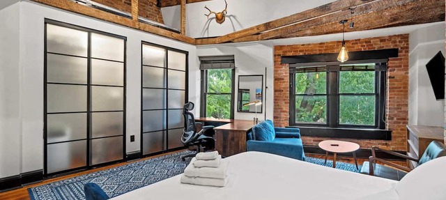 4BR Historic DC Rowhouse · Sleeps 14 · Shaw