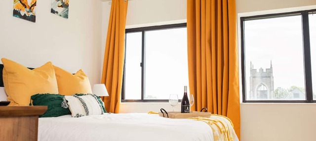 Luxe High Rise Uptown Condo |Free Wi-Fi | Secure Building | Free Parking