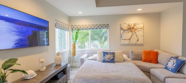 Chic Upstairs Condo Steps from Strands Beach