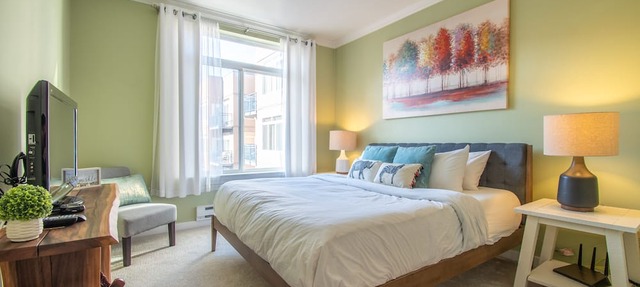 Stylish 2 BR, 2 BA in the Heart of the City!