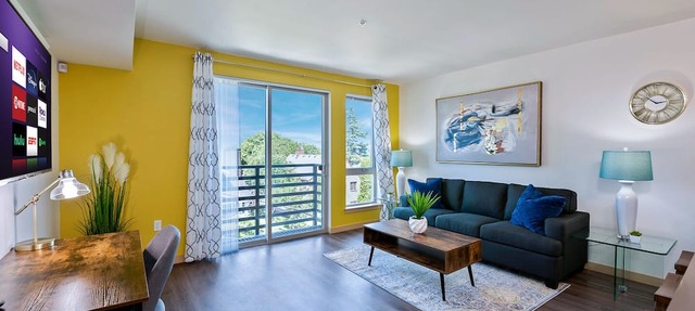 Beacon Ave S 1BR - Balcony + City Views - Link Rail - Monthly Stays