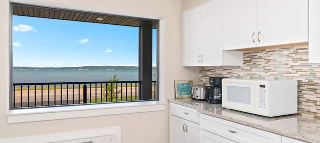 🏖️ Gold Coast Inn | Breathtaking Lake Views Corner Rm 208