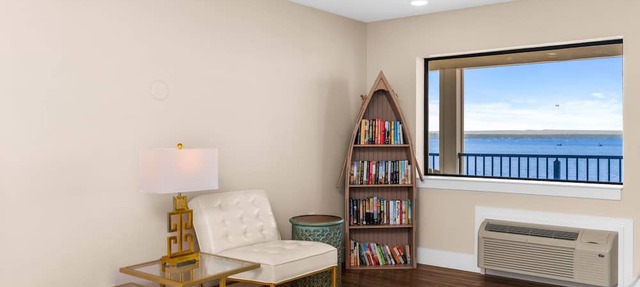 🏖️ Gold Coast Inn | Breathtaking Lake Views Corner Rm 101