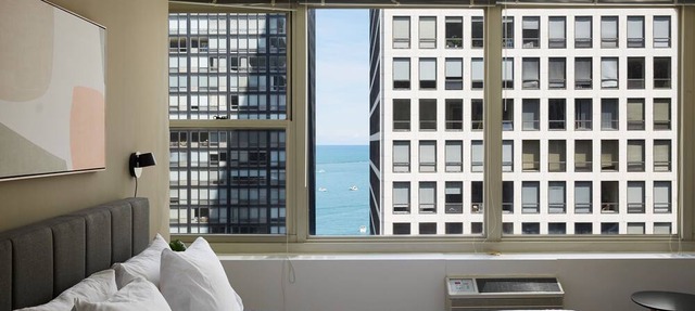 Chic Corner 2BR in Streeterville | Roof Deck | Lake Views