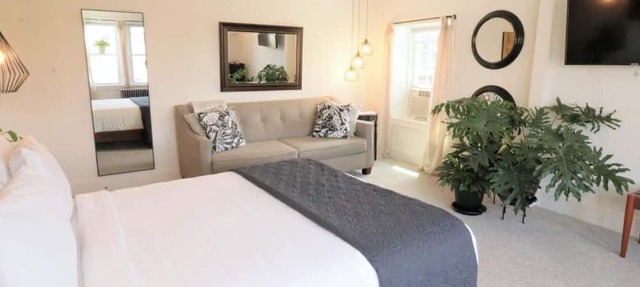 Inn at Parkspring 4 - Self Check In - Parking
