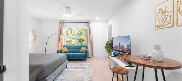 Prime SoCo cozy studio w/laundryWiFi, 7 Min to DT