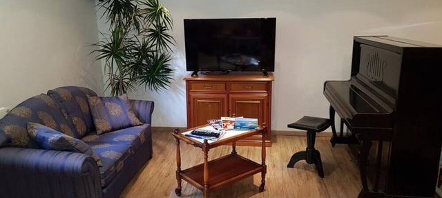 4 star basement apartment Alt-Mariendorf (parking lot on the property)