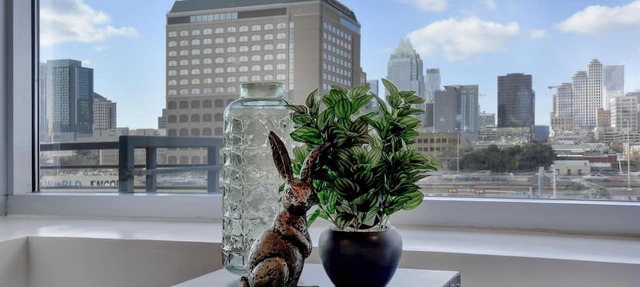 Bright + Stylish Downtown Loft | East 6th Street
