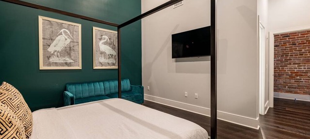 DOWNTOWN 2BR Walk to Superdome,Parade French Quarter