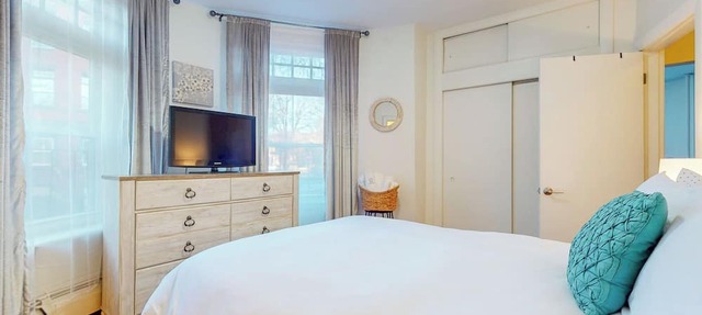 Renovated 1BED, Steps to MBTA, Shops & Restaurants
