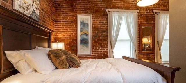 Honeymoon Downtown Boutique Loft - Located in the Historic River District.