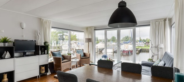 Bright and Comfortable Houseboat