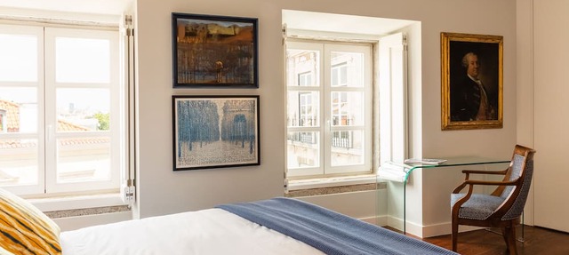 By the Castle | LUXURIOUS, PRIVATE GARDEN & HEATED SWIMMING POOL