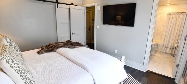 Luxurious Charm: Elegance with Exposed Brick Walls in New Orleans' CBD