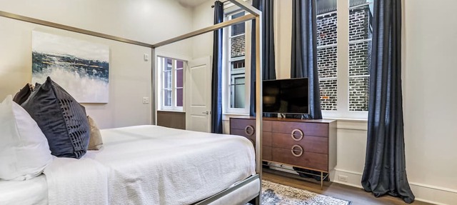🥂Spacious Warehouse District Condo with Balcony 🥂 | The French 75