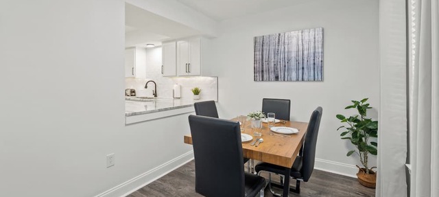 Chefs Kitchen, King Beds, Smart TVs. Close to downtown! Dead End Street