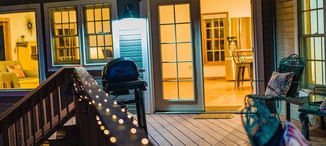 3BR near lake w/hot tub, views, deck, fire pit