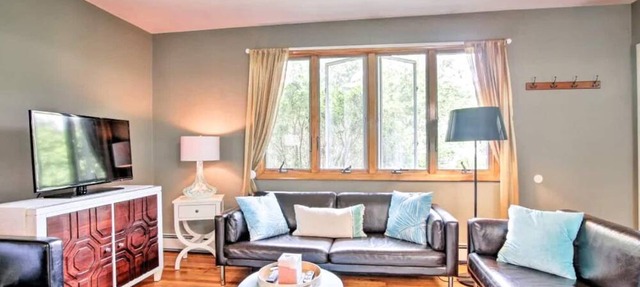 Fully stocked vacation home with large private yard, decks and BBQ gas grill & 1 mile to Narragansett Beach !