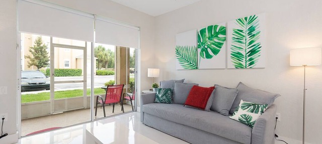 Modern & comfortable, 5 mins to Disney. WiFi, water slides, pool, sports.