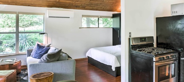2 Mi to Dtwn: Pet-Friendly Austin Studio w/Yard