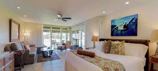 Romantic, waterfront studio with pool, hot tubs & golf course view
