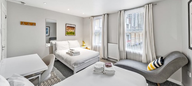 Very large zone1 Central Apt *slps 6 - Roof Terrace + Super Wifi