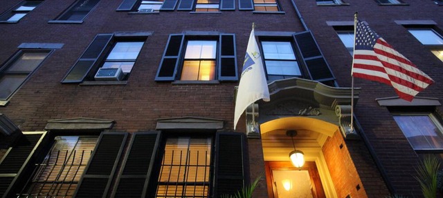 Fresh Modern City Loft Apt! Easy Access to the city!