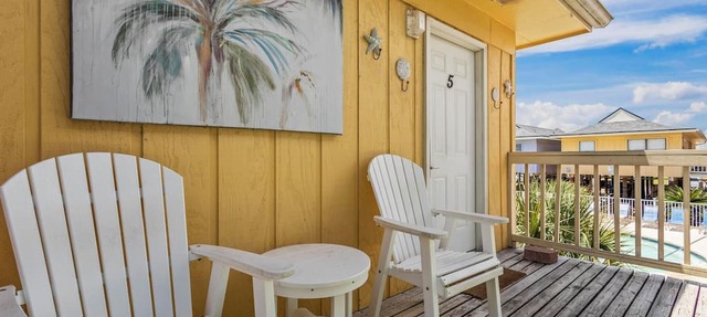 DOG FRIENDLY, ACROSS FROM BEACH, OUTDOOR POOL!