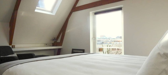 Luxurious and spacious penthouse in city center! 2 bathrooms, airco, wifi.