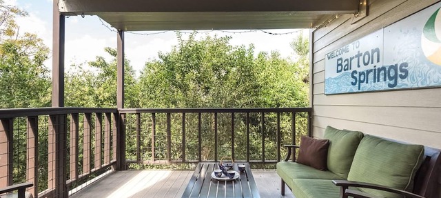 1 King bed, covered Deck; .33 mi to Zilker Park & Barton Springs; @2 mi to DT!