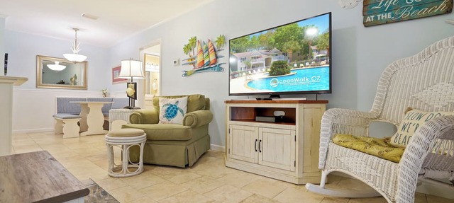 1BR Ground Floor Condo with Screened-in Porch! Reduced rates for August!