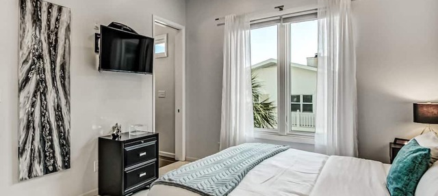 Private Heated Pool, Beach Access, All King Beds