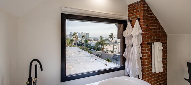 Stunning Zen Penthouse w/Dream Bathroom & Views by Little Italy and Convention C