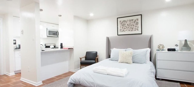 WELL-EQUIPPED STUDIO APT - WALK TO METRO SUBWAY!