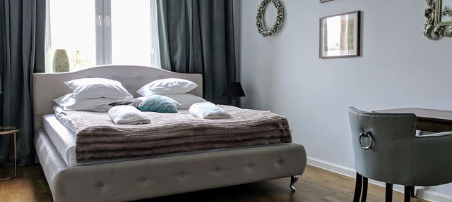 VanGogh by mythings- Spacious, 1BR apartment, air conditioned, for a family