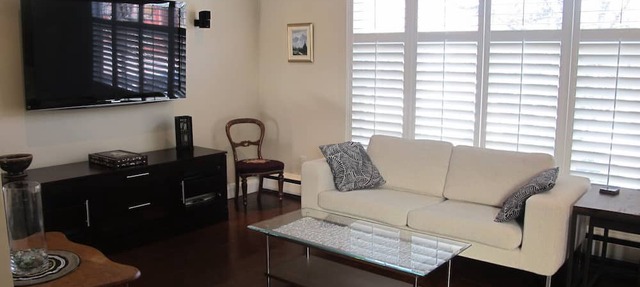 Beautiful 2 bedroom home - includes laundry and parking