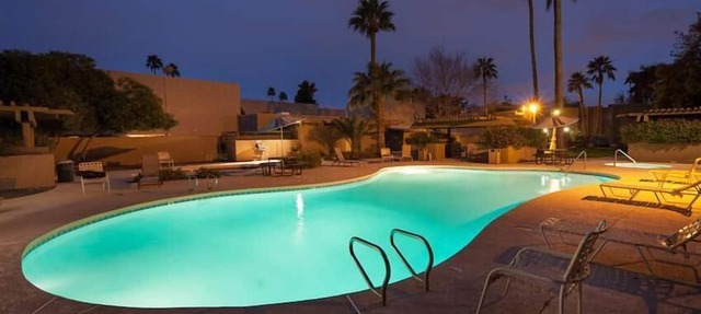 Charming, Bright Casita w/Patio, Office & King Bed near Old Town. Dog Friendly